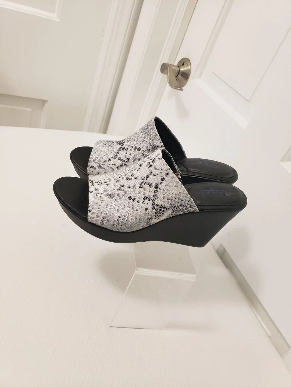 NWT Tahari Mylana Snakeprint In Shades Of Grey Wedge Slides Size 8